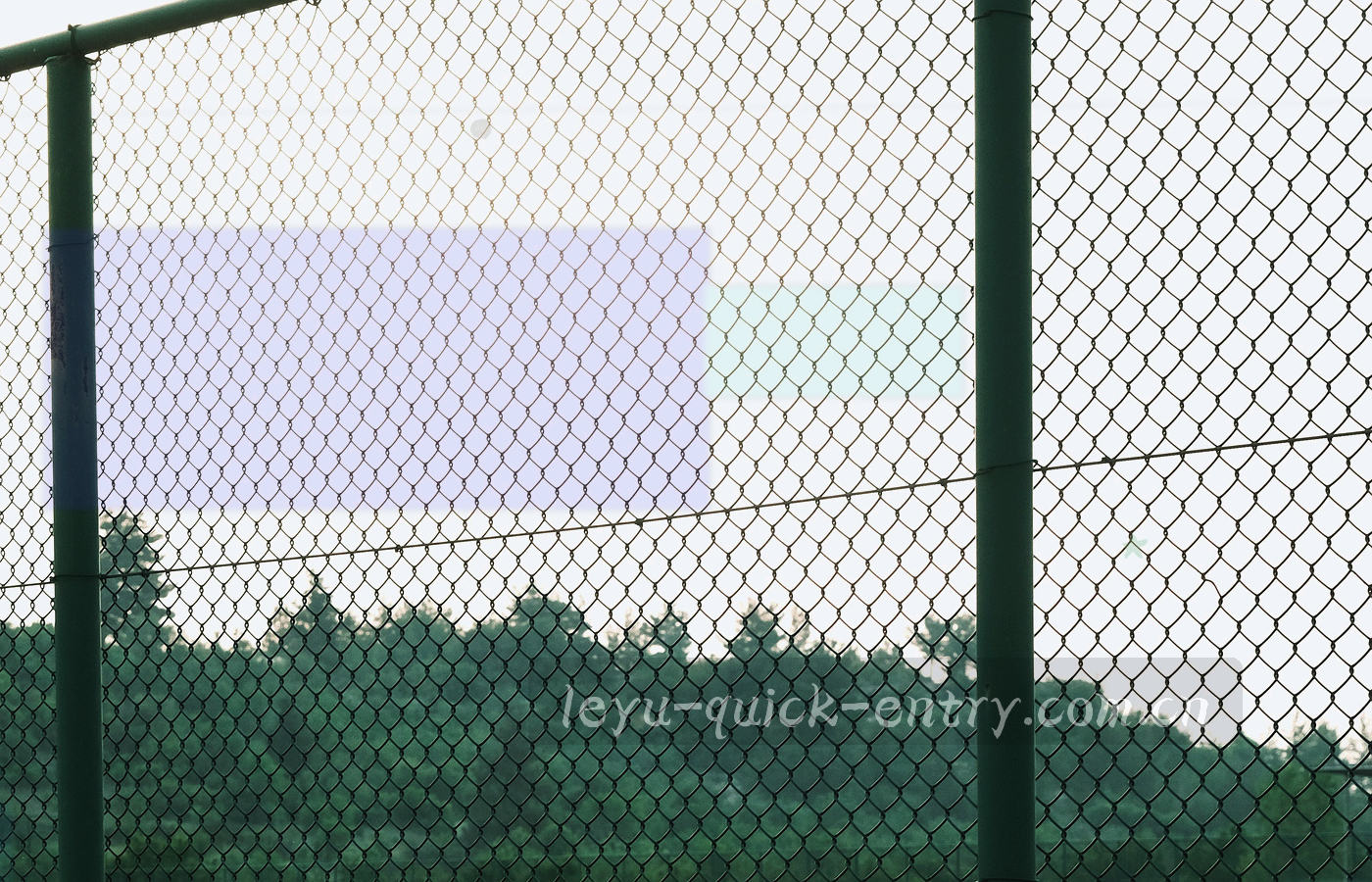 电脑与手机线框并列的设备剖面图，电光青进度条一路延伸到赛事板块入口